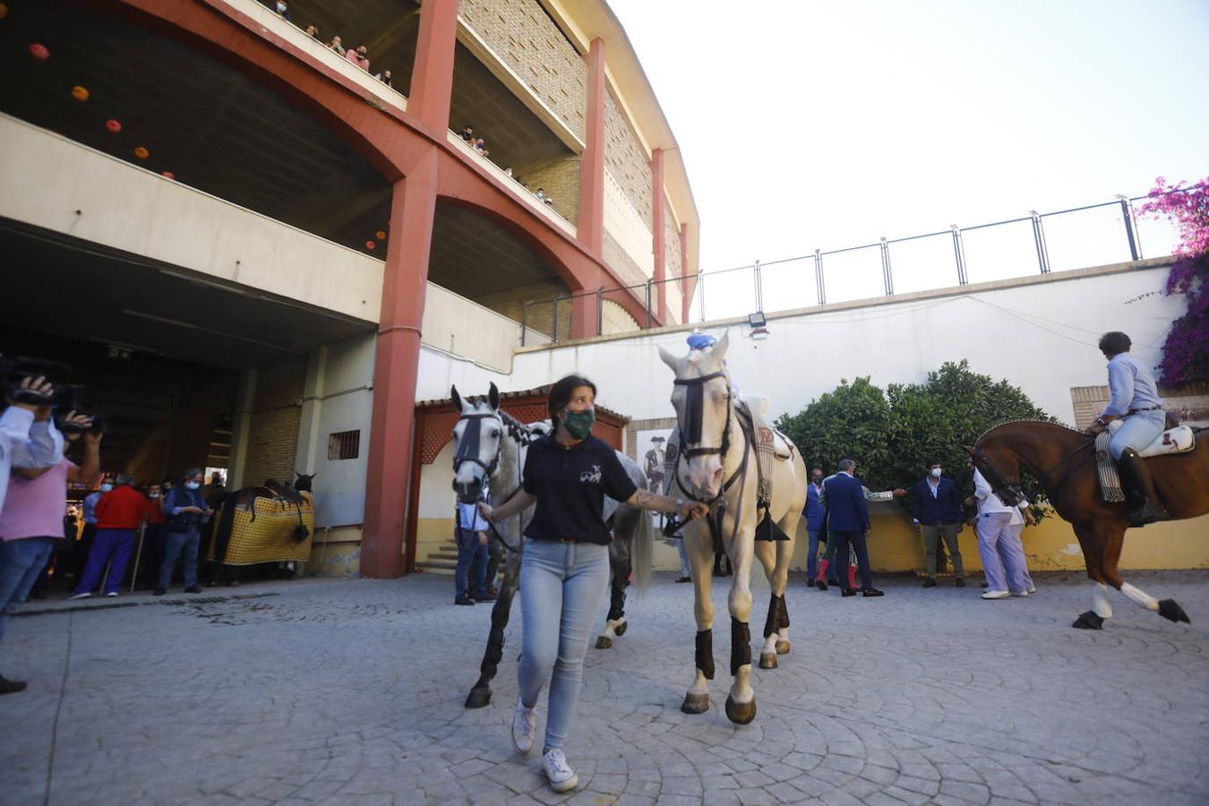 Toros en Córdoba | El ambiente de la primera corrida de la Feria de Mayo, en imágenes