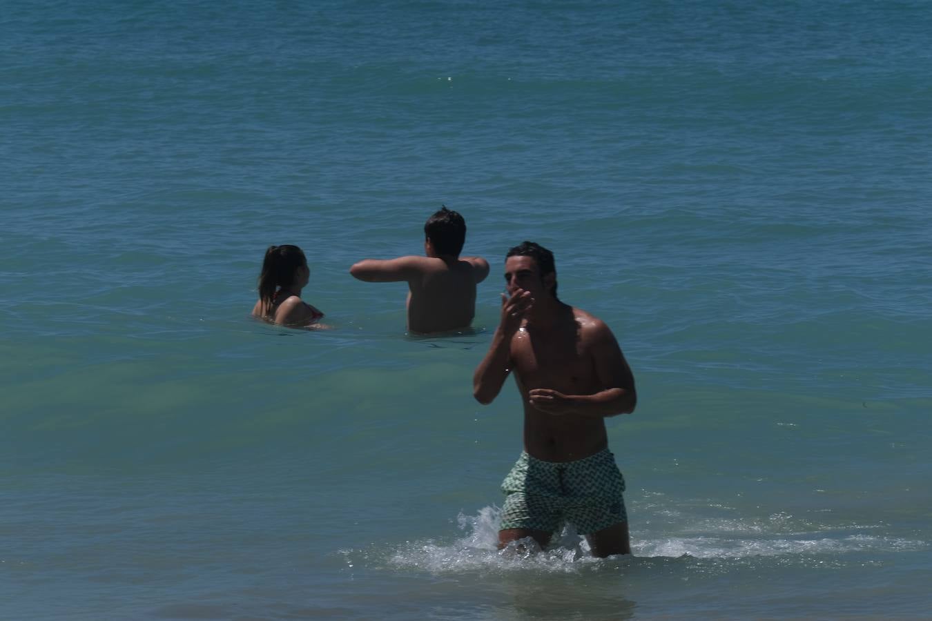 FOTOS: Gran ambiente en las playas y terrazas de Cádiz preámbulo del verano