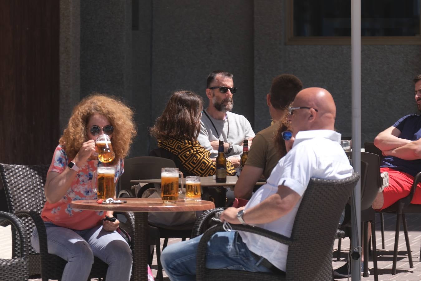 FOTOS: Gran ambiente en las playas y terrazas de Cádiz preámbulo del verano