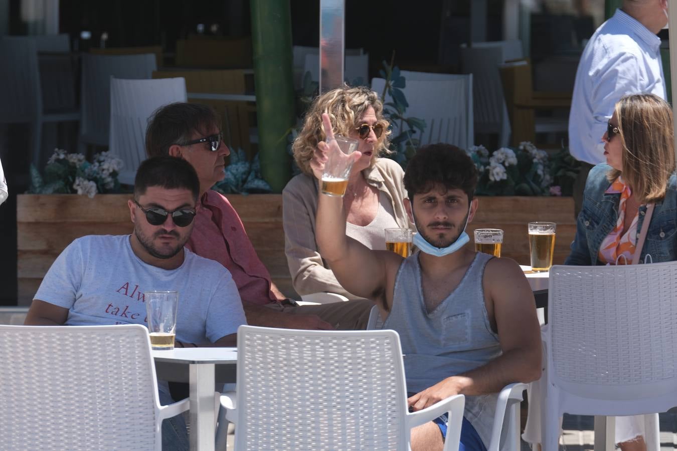 FOTOS: Gran ambiente en las playas y terrazas de Cádiz preámbulo del verano