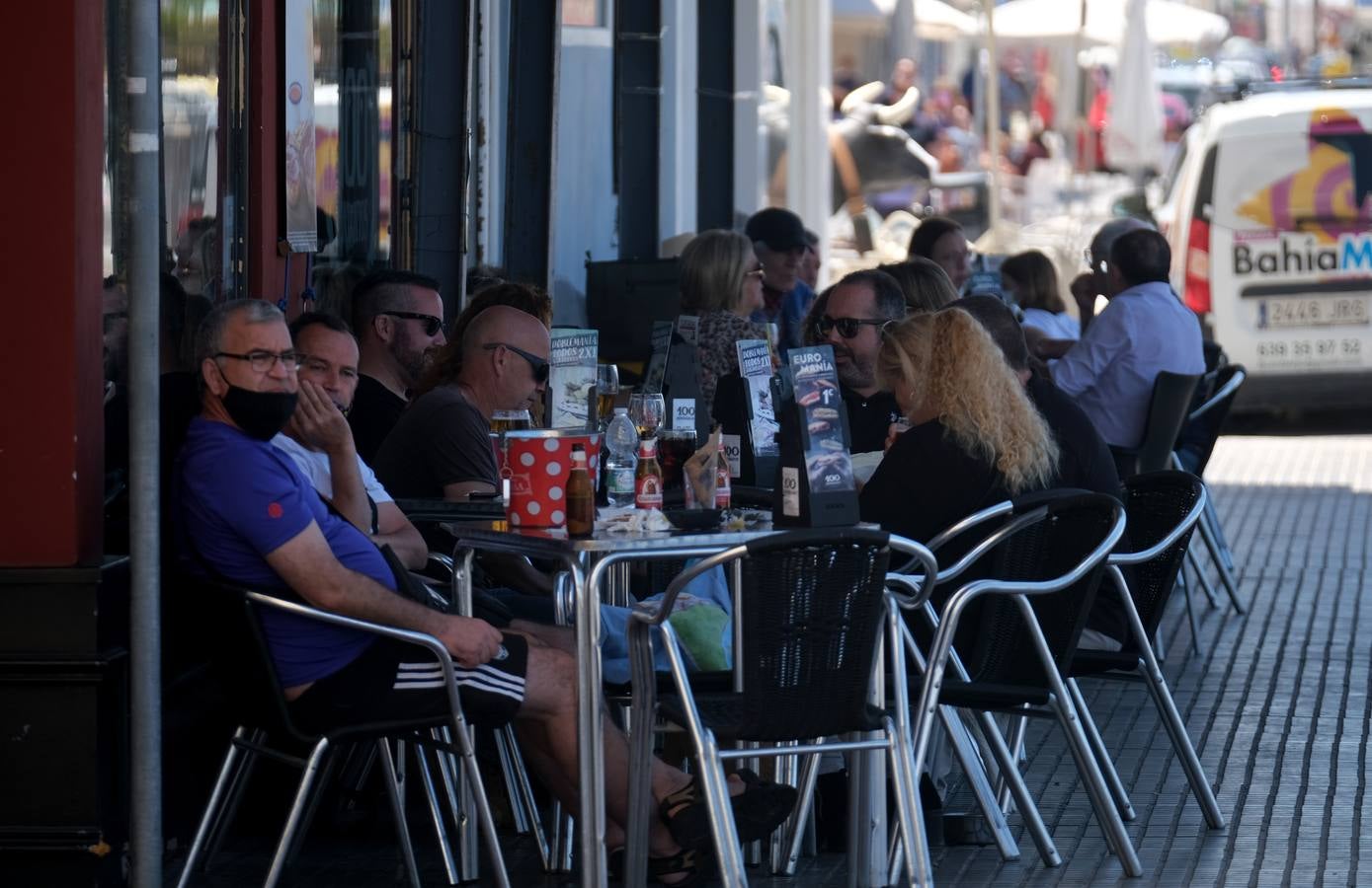 FOTOS: Gran ambiente en las playas y terrazas de Cádiz preámbulo del verano