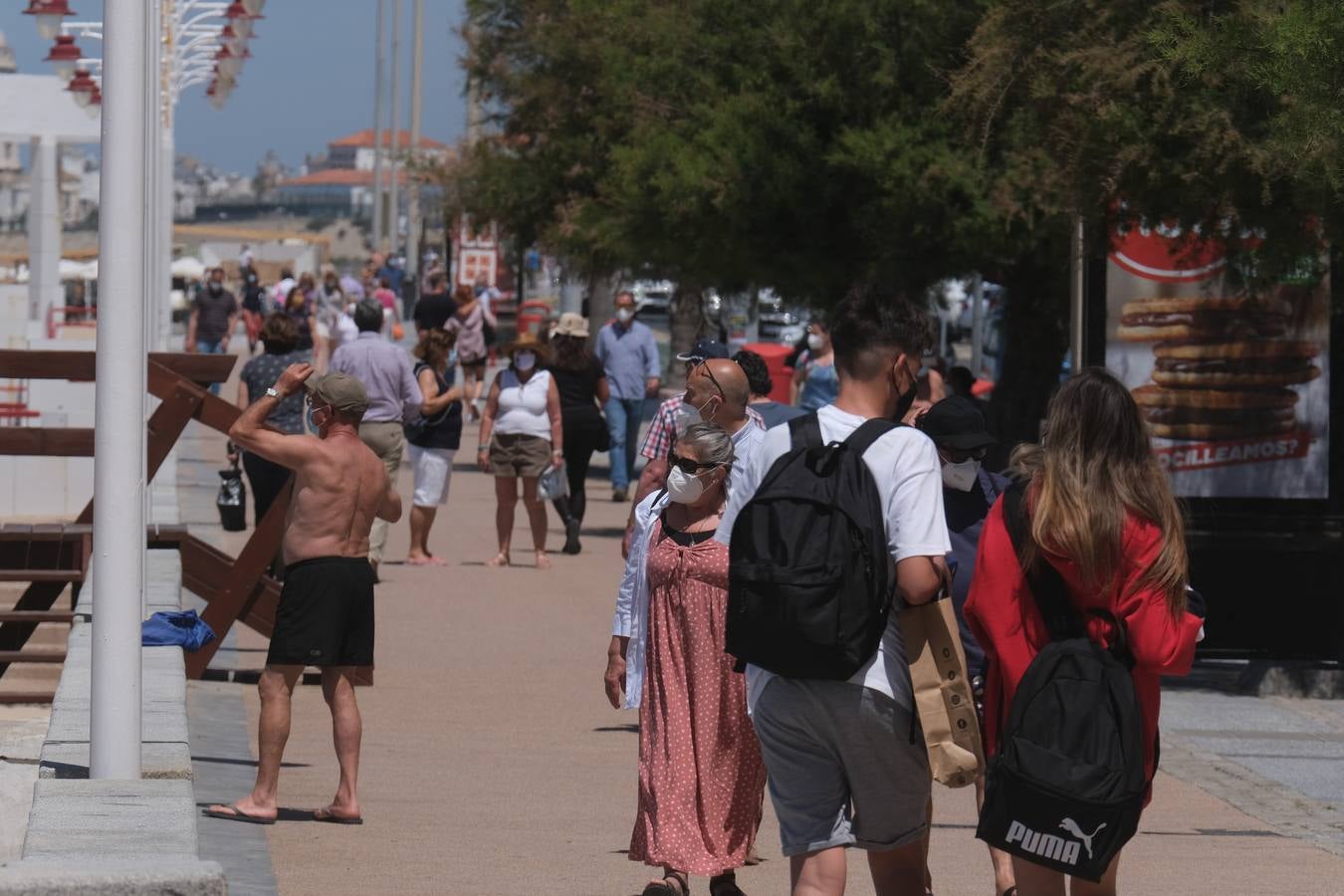 FOTOS: Gran ambiente en las playas y terrazas de Cádiz preámbulo del verano