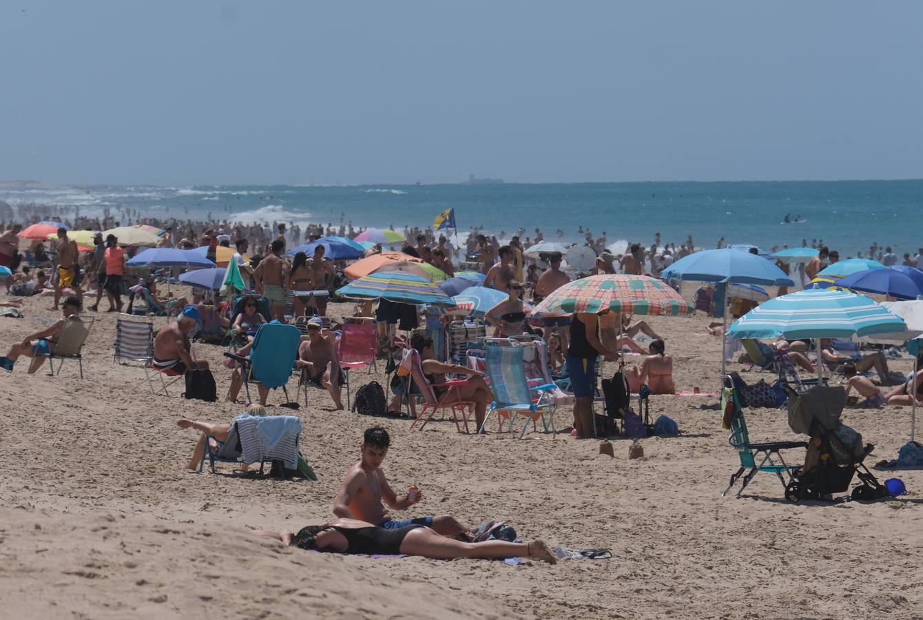 FOTOS: Gran ambiente en las playas y terrazas de Cádiz preámbulo del verano