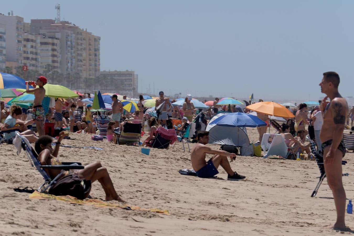 FOTOS: Gran ambiente en las playas y terrazas de Cádiz preámbulo del verano