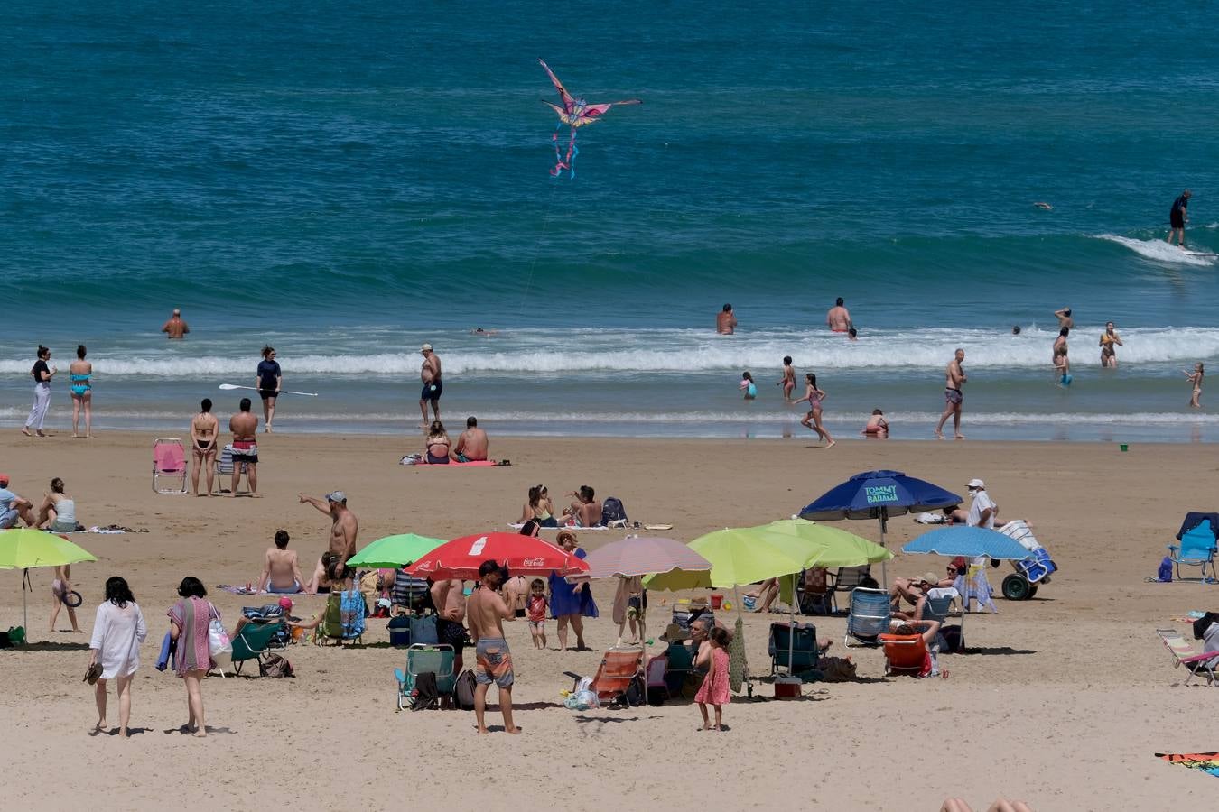 FOTOS: Gran ambiente en las playas y terrazas de Cádiz preámbulo del verano