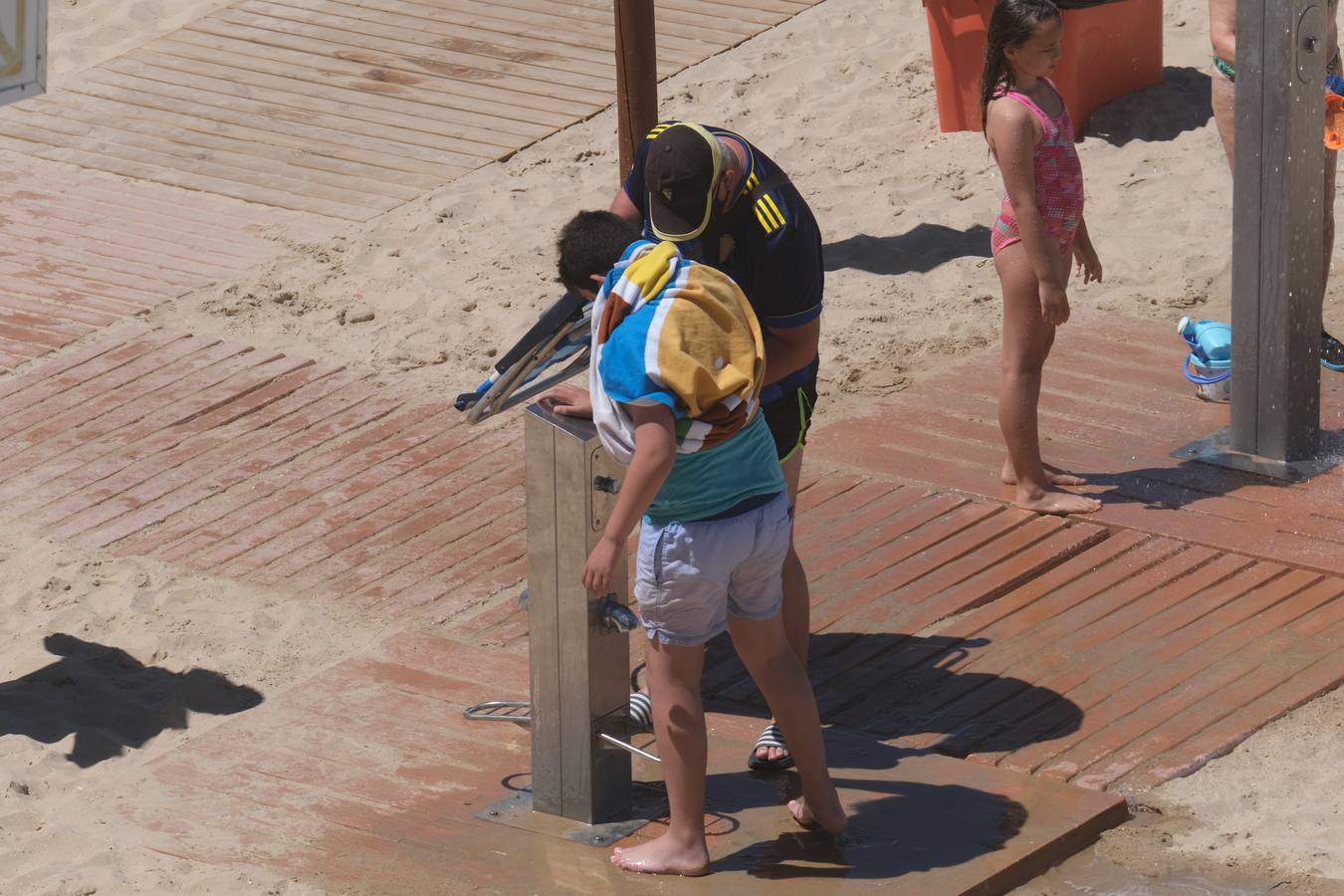 FOTOS: Gran ambiente en las playas y terrazas de Cádiz preámbulo del verano