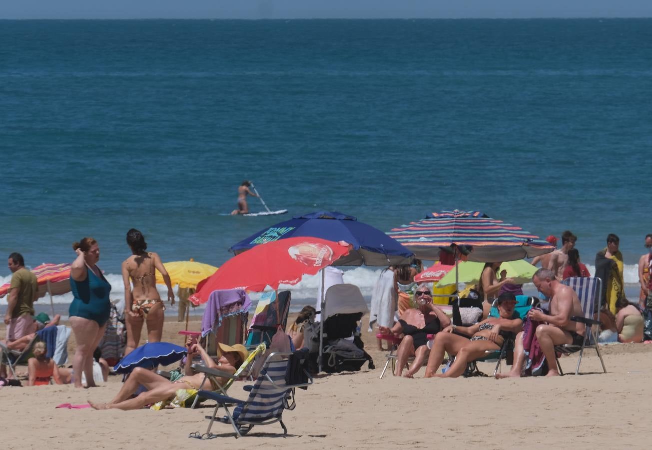 FOTOS: Gran ambiente en las playas y terrazas de Cádiz preámbulo del verano