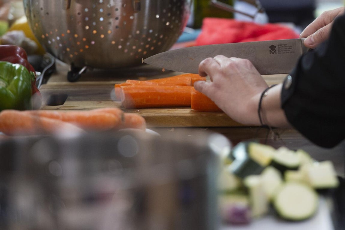 Cortes limpios y precisos. El juego de cuchillos que se usó para cortar las verduras y las distintas elaboraciones del #tallerdebienestar fueron cedidos por la firma 'MasterPro', colaboradora del evento.