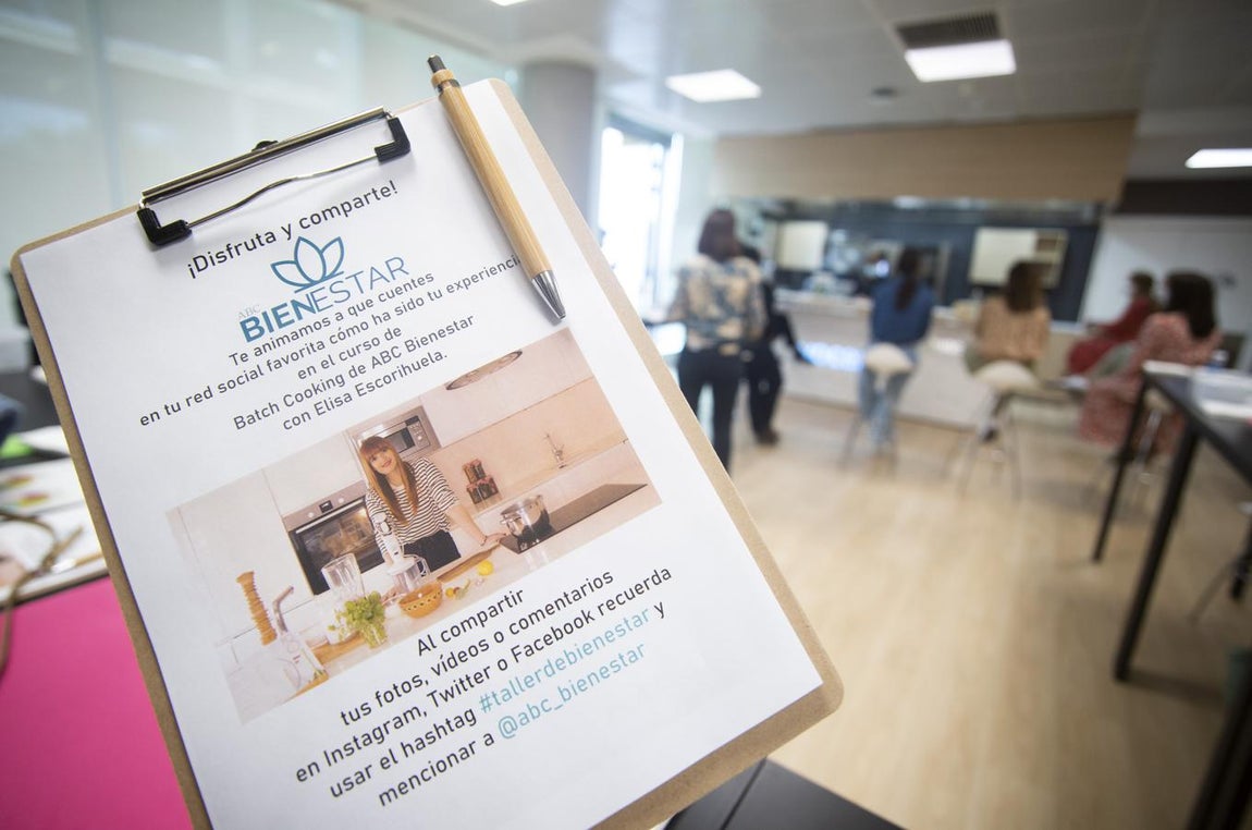 El #tallerdebienestar, compartido en las redes sociales. Durante el evento, que contó con un exclusivo cupo de ocho participantes, las asistentes pudieron compartir todo el contenido a través de las redes sociales, así como seguir de cerca el cocinado y las explicaciones sobre nutrición, seguridad alimentaria y trucos culinarios de Elisa Escorihuela.
