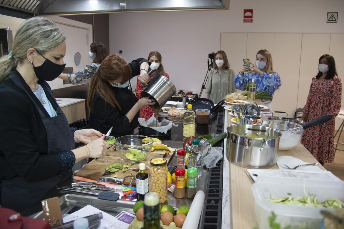 ¡Y más elaboraciones!. Entrando en la recta final del evento, se empezaron a preparar dos elaboraciones más: una crema de aguacates y un bizcocho de avena y pláano  'banana bread' que hizo las delicias de las asistentes.