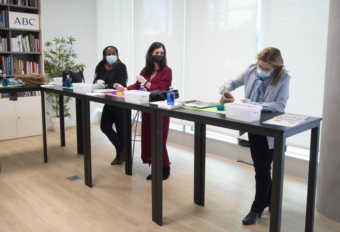 Cupcakes para todas. Las participantes rellenaron los moldes de manera individual para después poder llevarse sus propios cupcakes de banana bread a casa.