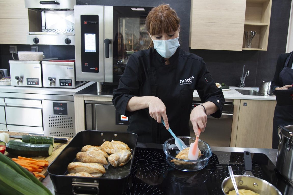 Trucos para triunfar en la cocina. Elisa Escorihuela no solo enseñó recetas y técnicas de cocinado, sino que también fue dejando caer pequeños trucos para mejorar los platos, como la manera ideal de preparar una pechuga de pollo y evitar la textura seca y pastosa.