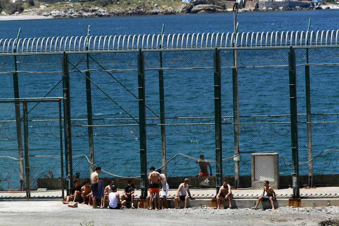 A media tarde, ya eran más de 500 los migrantes que estaban en territorio español. 