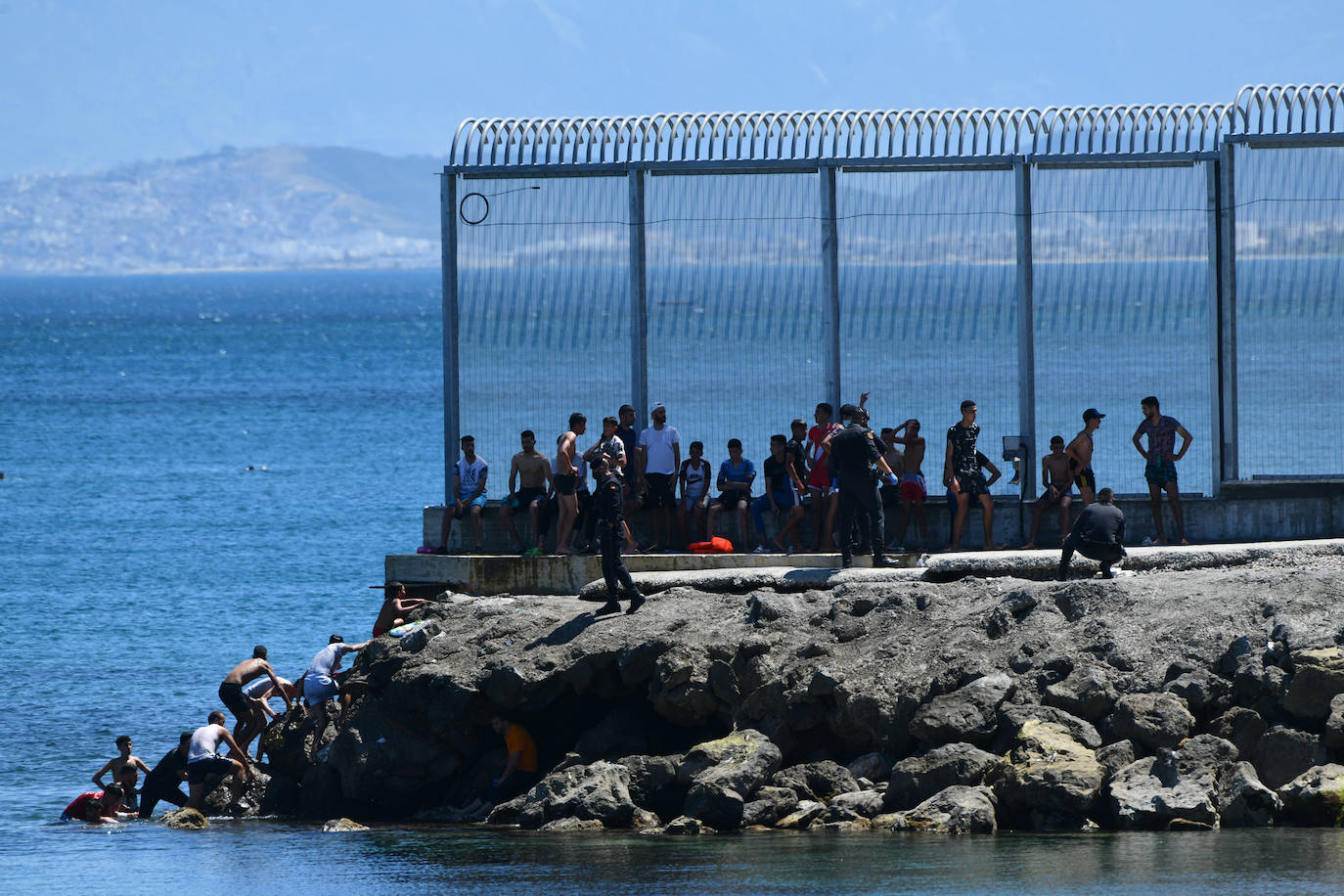 Alrededor de 2.700 ciudadanos marroquíes adultos y menores, entre ellos, dos familias con niños, han accedido irregularmente a Ceuta. 