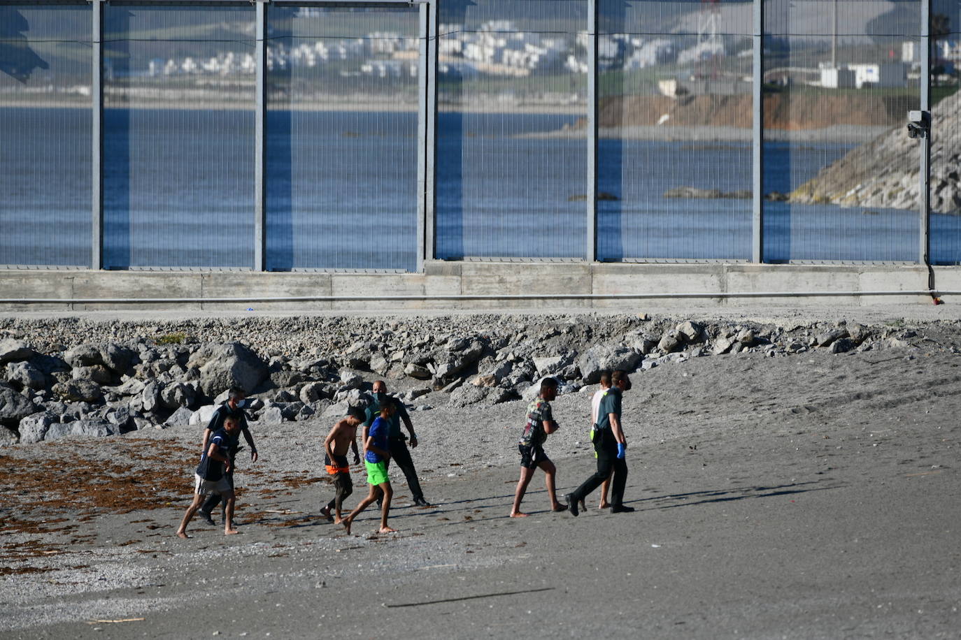 La Guardia Civil ha pasado toda la madrugada realizando tareas de «auxilio humanitario» para evitar que los marroquíes pudieran poner en riesgo sus vidas. 