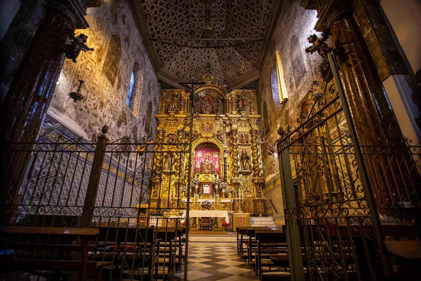 Medalla de la ciudad a la Comunidad de Hermanas Clarisas del Monasterio de Santa María de Jesús con motivo del 500 aniversario de la bendición del citado monasterio y como reconocimiento a su labor asistencial y de entrega a Sevilla