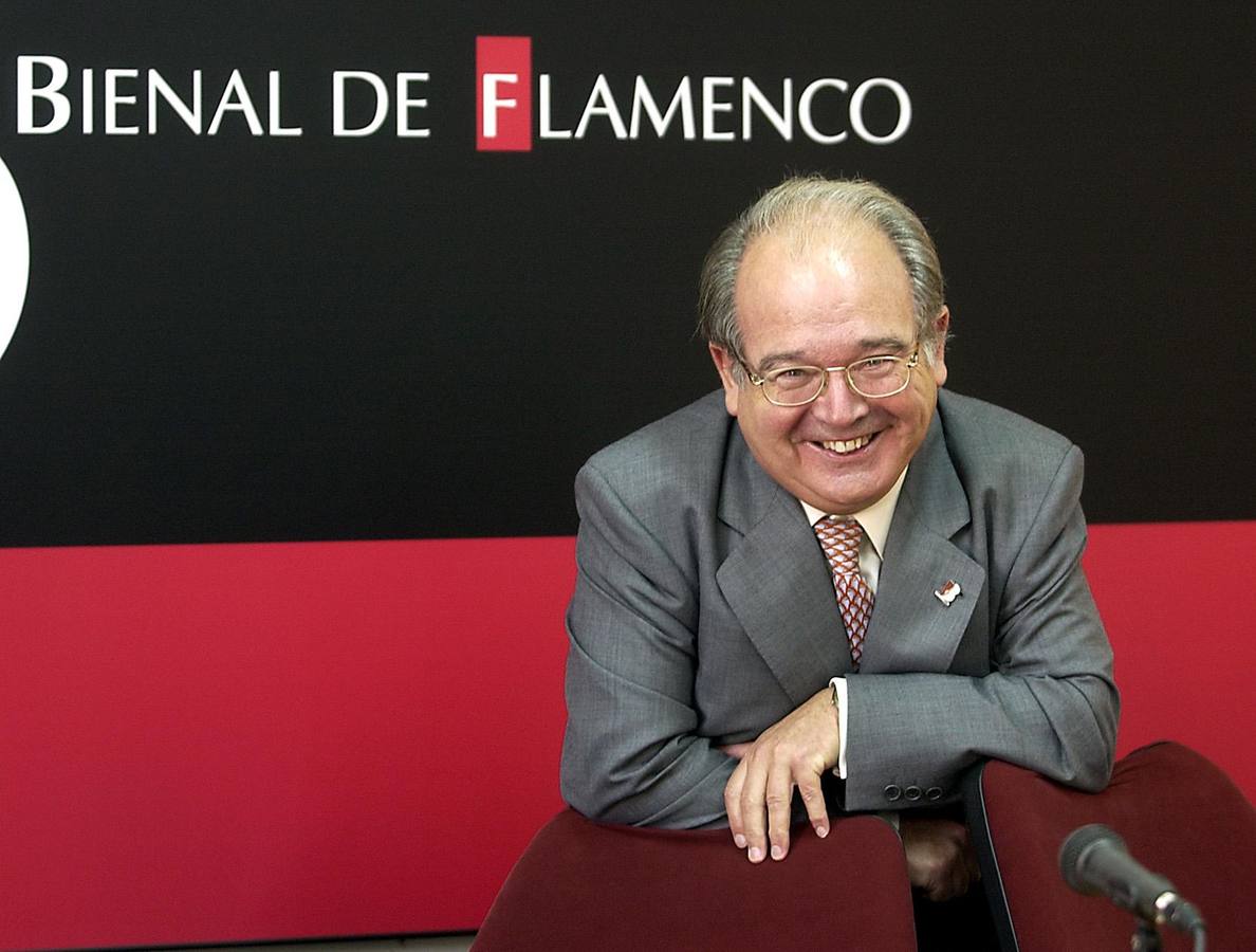 Hijo adoptivo a título póstumo. Manuel Herrera Rodas, natural de Casariche, dedicó toda su vida a la defensa y divulgación de la cultura andaluza y el flamenco. Fue uno de los creadores del que llegaría a ser el festival de flamenco más importante del mundo, la Bienal de Flamenco de Sevilla, que, tras la Semana Santa y la Feria de Abril, llegaría a ser el mayor acontecimiento internacional de Sevilla y, como sucede en los dos primeros, un arquetipo seguido por muchos otros eventos nacidos a su estela. Dirigió la revista Sevilla Flamenca, fue uno de los fundadores de la ITEAF (Institución para la Tercera Edad de los Artistas Flamencos) y desde la Peña El Pozo de las Penas, una de las más antiguas de Andalucía y un puntal señero en la promoción del flamenco desde hace tres cuartos de siglo, jugó un papel crucial en el movimiento de la dignificación del flamenco y la puesta en marcha de la Bienal de Flamenco.