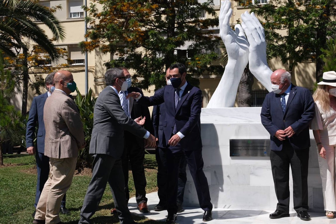 Inauguración de la escultura de homenaje a los profesionales sanitarios y sectores esenciales en Cádiz