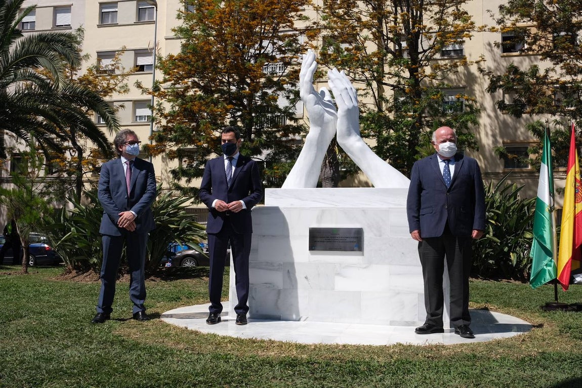 Inauguración de la escultura de homenaje a los profesionales sanitarios y sectores esenciales en Cádiz