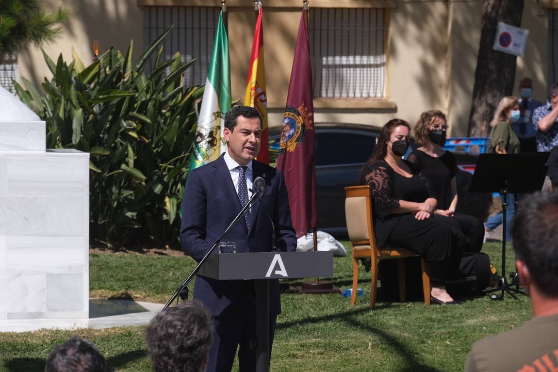 Inauguración de la escultura de homenaje a los profesionales sanitarios y sectores esenciales en Cádiz