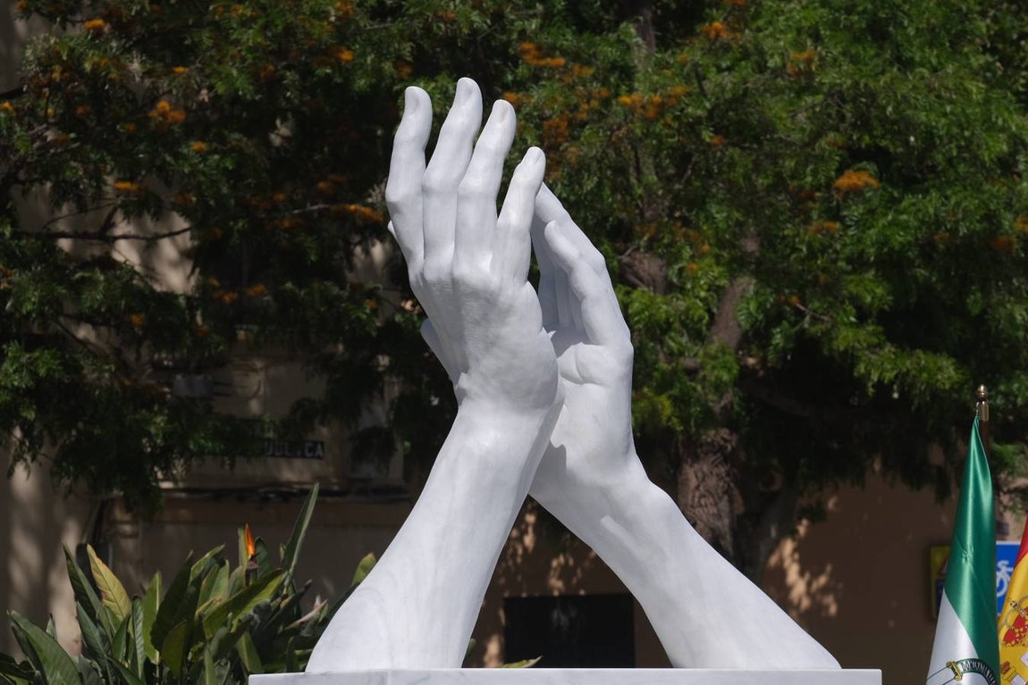 Inauguración de la escultura de homenaje a los profesionales sanitarios y sectores esenciales en Cádiz