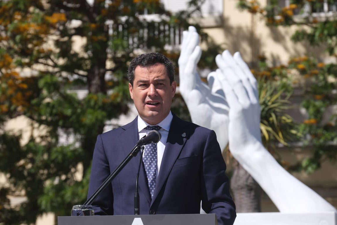 Inauguración de la escultura de homenaje a los profesionales sanitarios y sectores esenciales en Cádiz