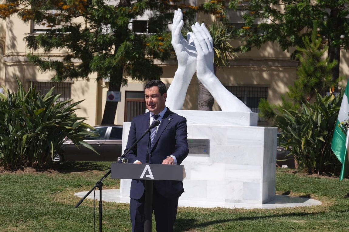 Inauguración de la escultura de homenaje a los profesionales sanitarios y sectores esenciales en Cádiz