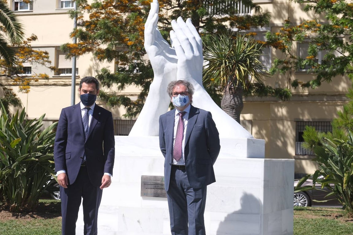 Inauguración de la escultura de homenaje a los profesionales sanitarios y sectores esenciales en Cádiz