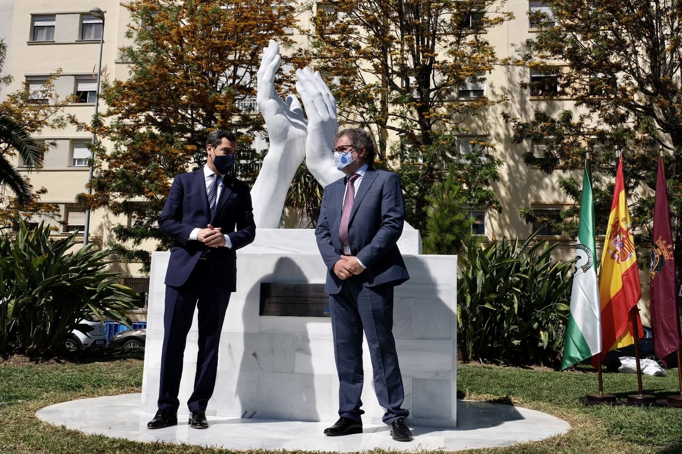Inauguración de la escultura de homenaje a los profesionales sanitarios y sectores esenciales en Cádiz