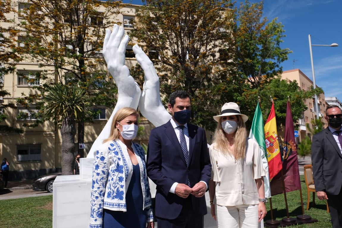 Inauguración de la escultura de homenaje a los profesionales sanitarios y sectores esenciales en Cádiz