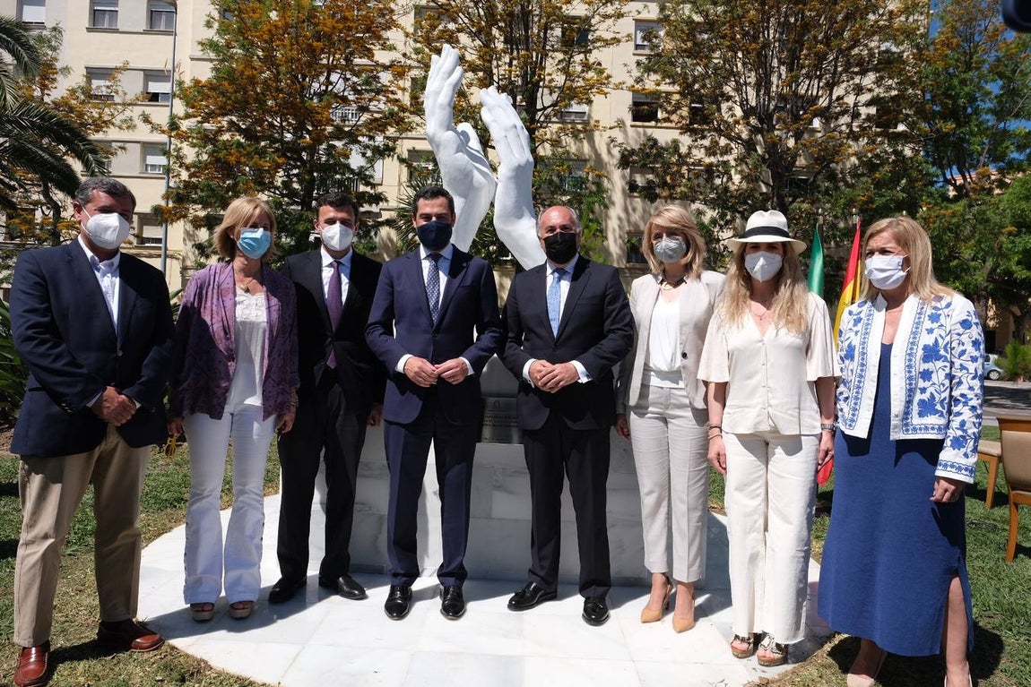 Inauguración de la escultura de homenaje a los profesionales sanitarios y sectores esenciales en Cádiz