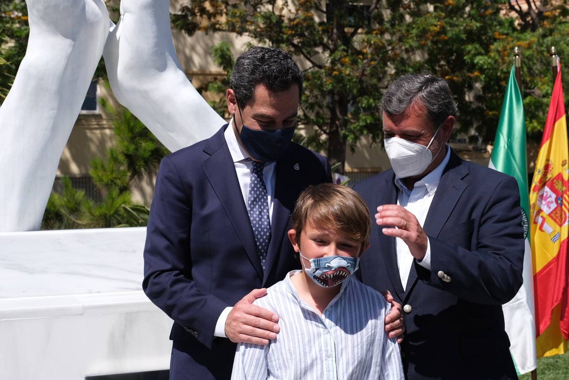 Inauguración de la escultura de homenaje a los profesionales sanitarios y sectores esenciales en Cádiz