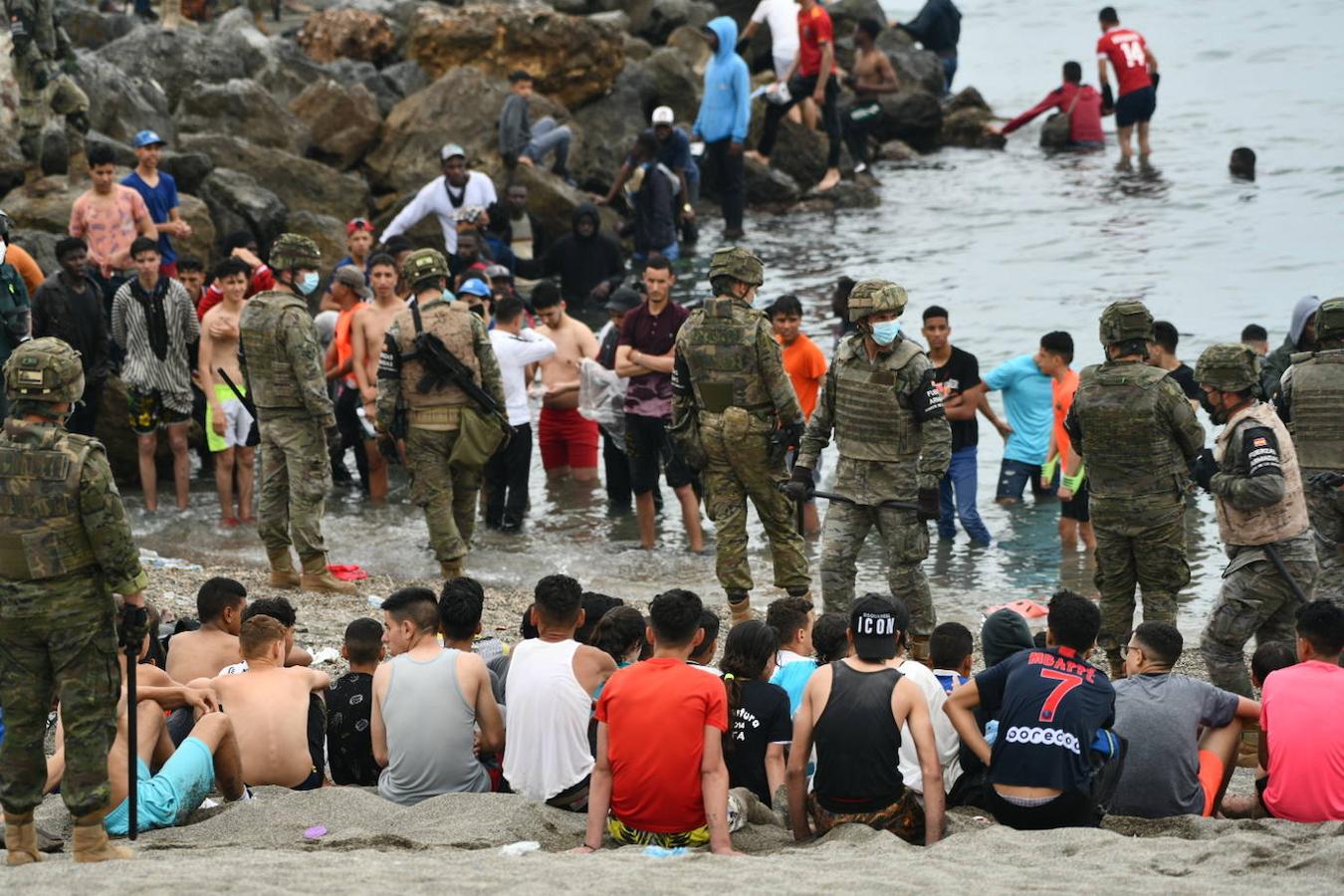 Militares españoles vigilan a los inmigrantes durante las devoluciones 'en caliente'. 