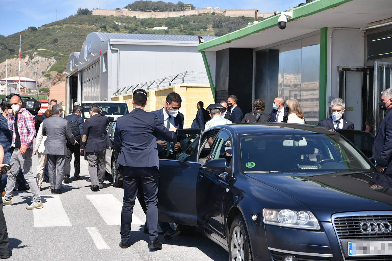En una declaración institucional desde La Moncloa, Sánchez se ha comprometido a «garantizar el control del tránsito en la frontera». 