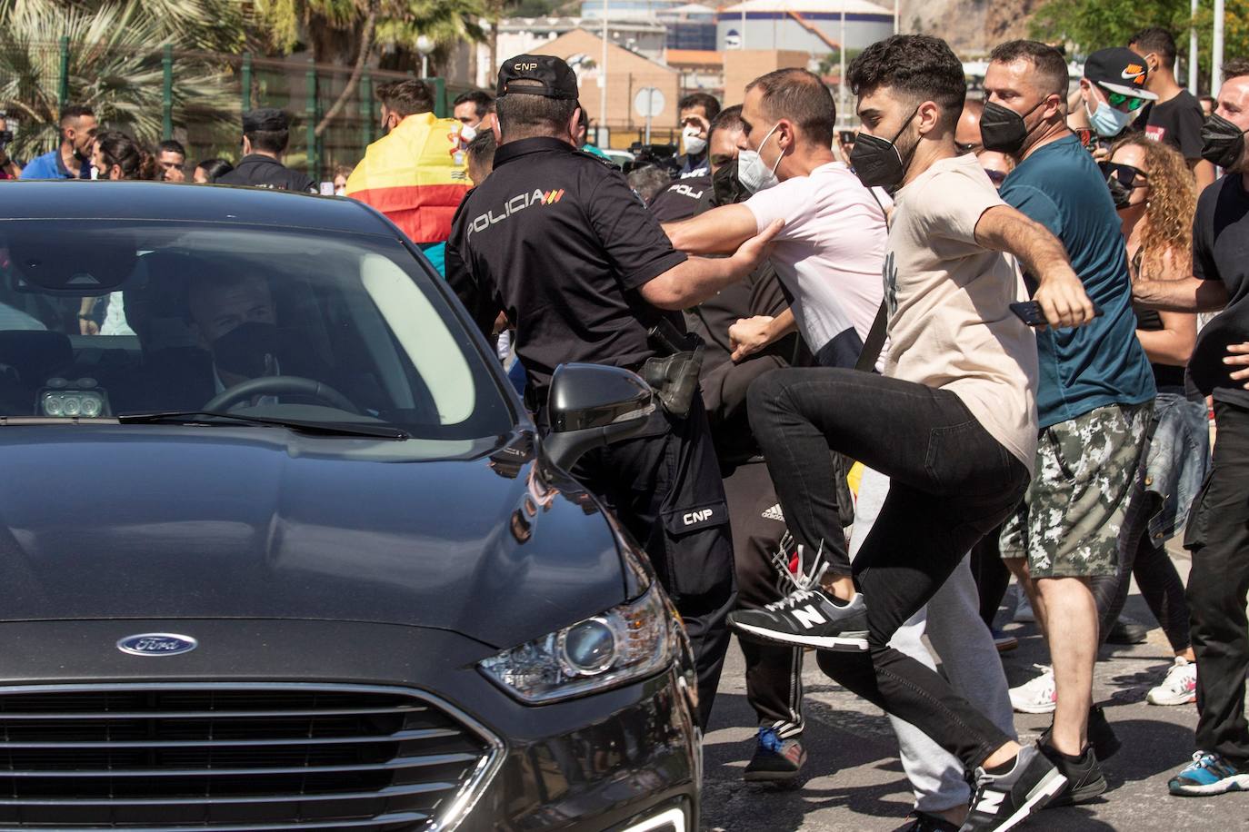 Vecinos de Ceuta han pateado uno de los coches presidenciales en señal de protesta por la crisis migratoria. 