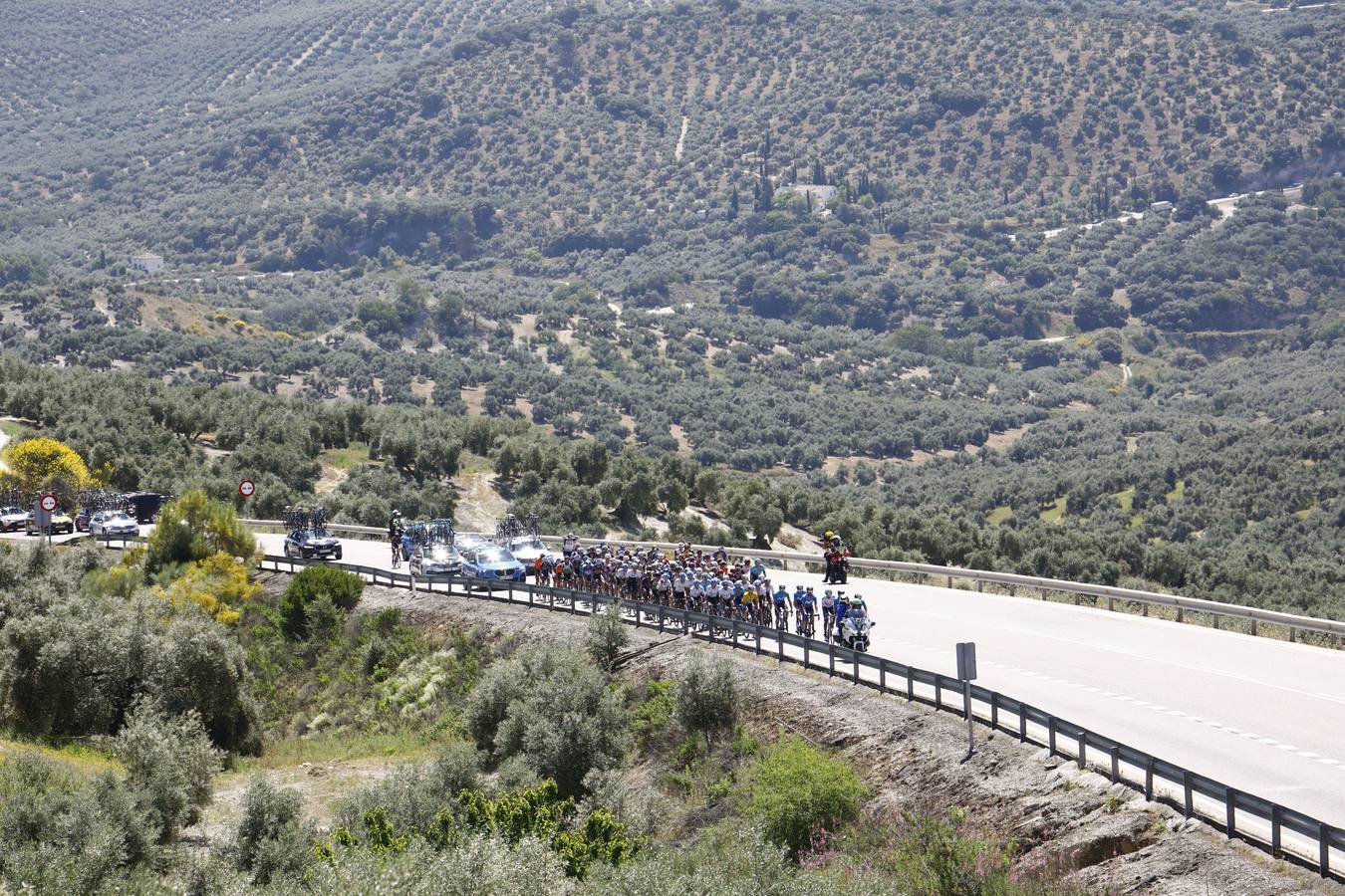 La Vuelta a Andalucía por Iznájar, Lucena, Cabra, Priego y Almedinilla, en imágenes