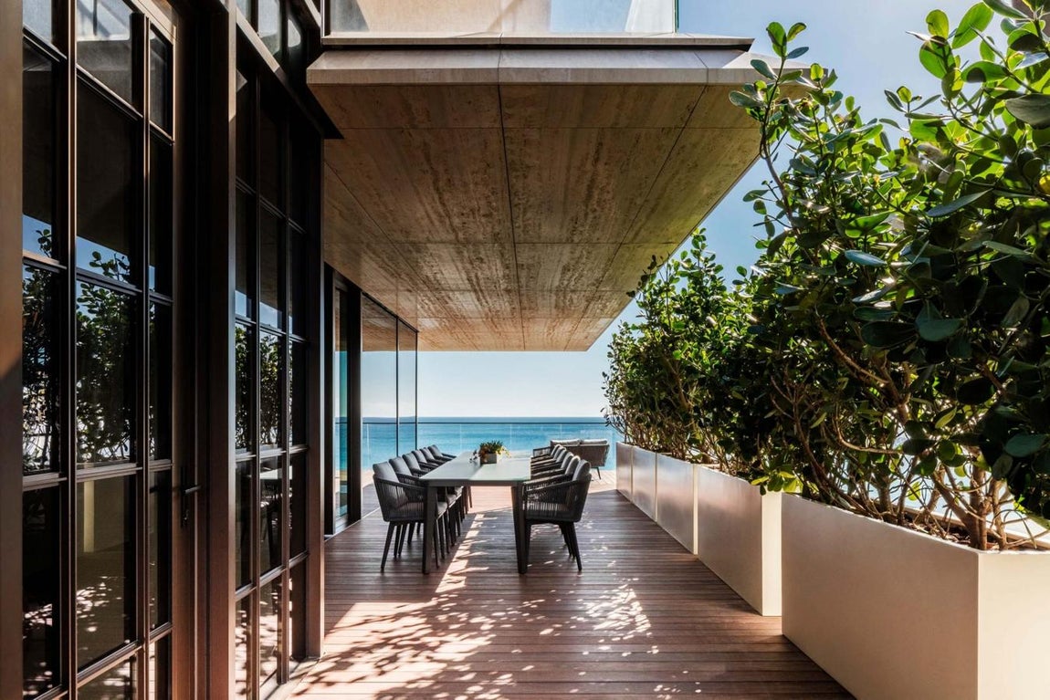 Arte Surfside, el lujo más absoluto de Miami. Situado en primera línea de playa y a tan solo 15 minutos del corazón de Miami Beach, este complejo cuenta con 16 residencias de puro lujo equipadas con todo tipo de comodidades y las últimas tecnologías.