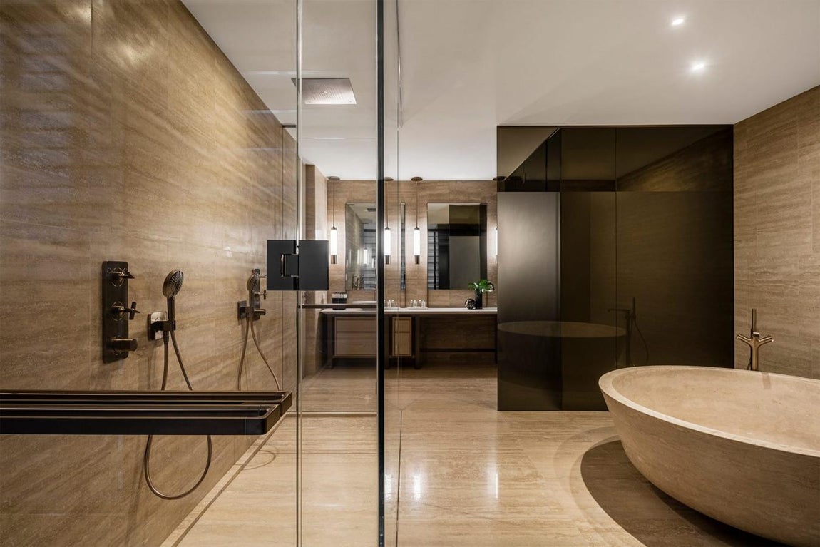 Arte Surfside, el lujo más absoluto de Miami. Los diferentes apartamentos, inspirados en lolas viviendas clásicas de las décadas de los 20 y 30, destacan por sus suelos de roble blanco, detalles de bronce y ventanales de suelo a techo que permiten el paso de la luz a todas las estancias.