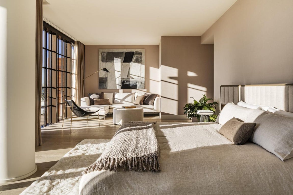 Arte Surfside, el lujo más absoluto de Miami. Las suites principales, situadas en las esquinas, disponen de terraza privada, zona de estar y baño propio en el que llama la atención su bañera tallada a mano de travertino romano.