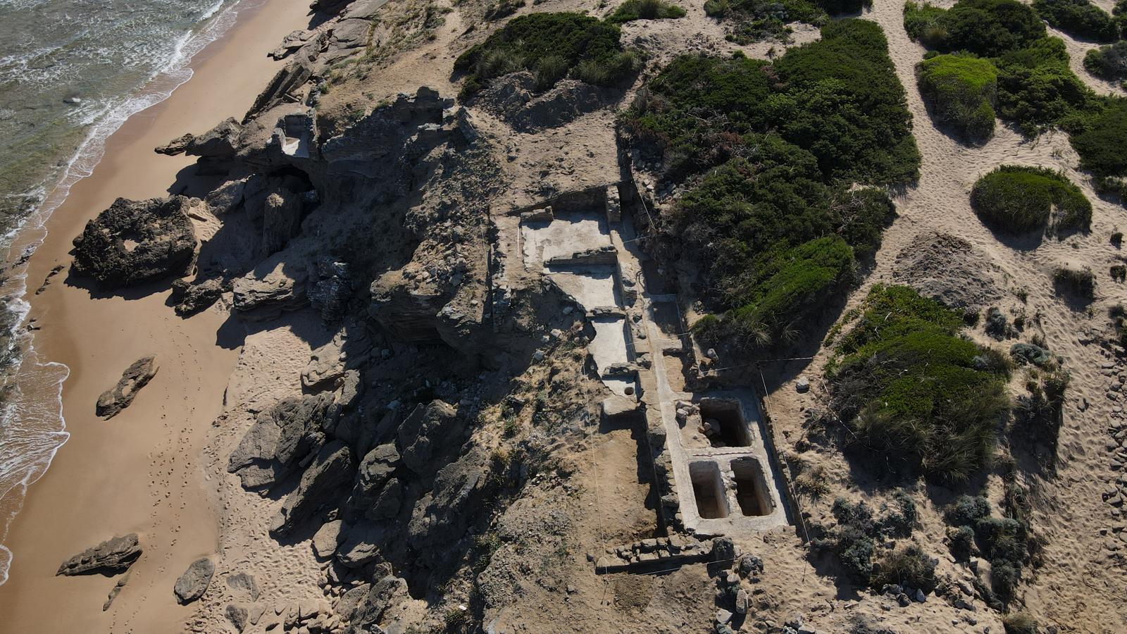 Vista aérea de los restos romanos. En las excavaciones han recuperado un capitel corintio y más de doscientos restos de pintura mural coloreada y con decoración geométrica y vegetal del III Estilo Pompeyano.