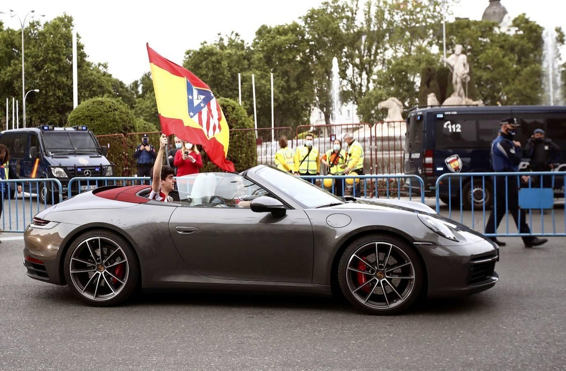 En imágenes: La afición rojiblanca se echa a las calles de Madrid para celebrar la victoria del Atlético