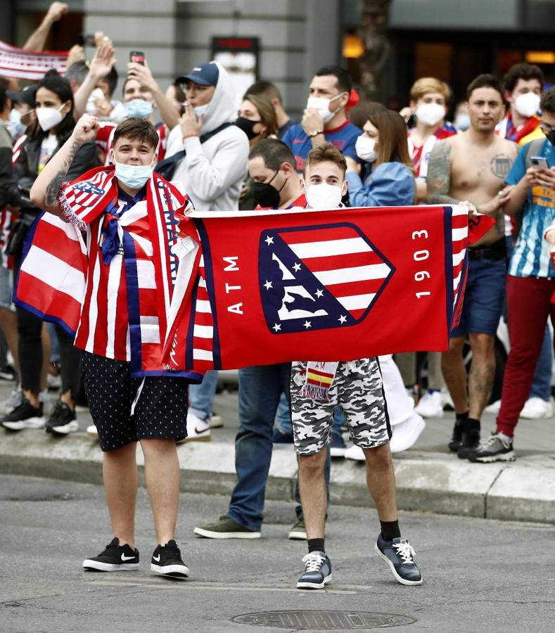 En imágenes: La afición rojiblanca se echa a las calles de Madrid para celebrar la victoria del Atlético