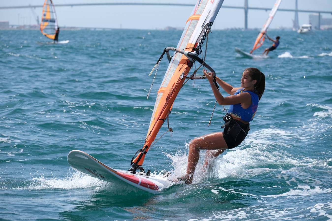 FOTOS: Las imágenes más espectaculares de la Copa de España de Windsurf, en la bahía de Cádiz