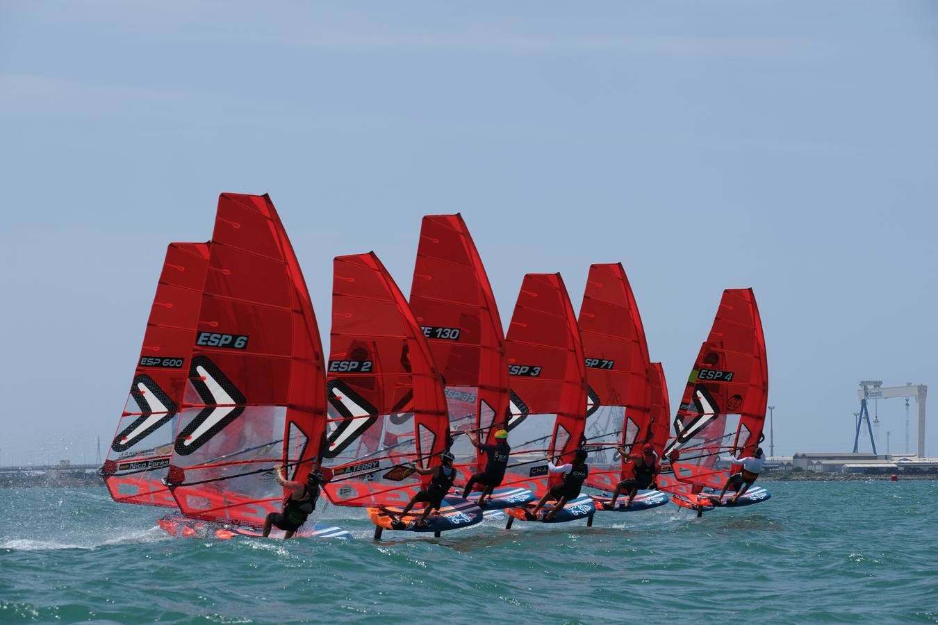 FOTOS: Las imágenes más espectaculares de la Copa de España de Windsurf, en la bahía de Cádiz