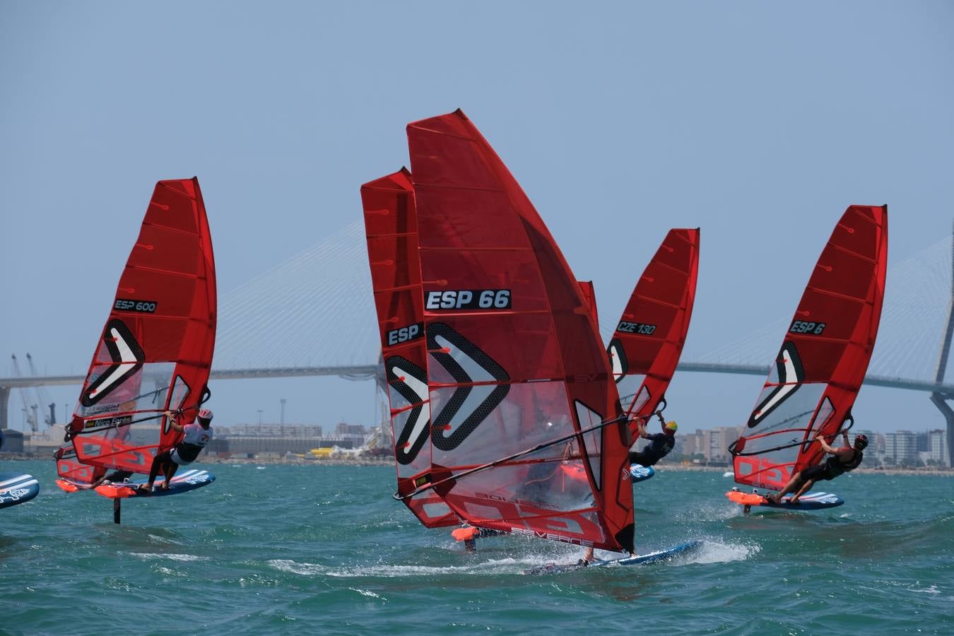 FOTOS: Las imágenes más espectaculares de la Copa de España de Windsurf, en la bahía de Cádiz