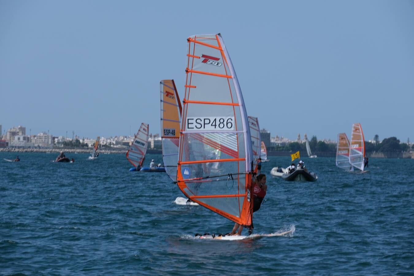 FOTOS: Las imágenes más espectaculares de la Copa de España de Windsurf, en la bahía de Cádiz