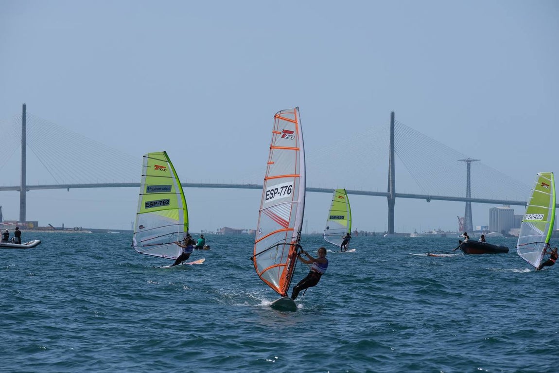 FOTOS: Las imágenes más espectaculares de la Copa de España de Windsurf, en la bahía de Cádiz