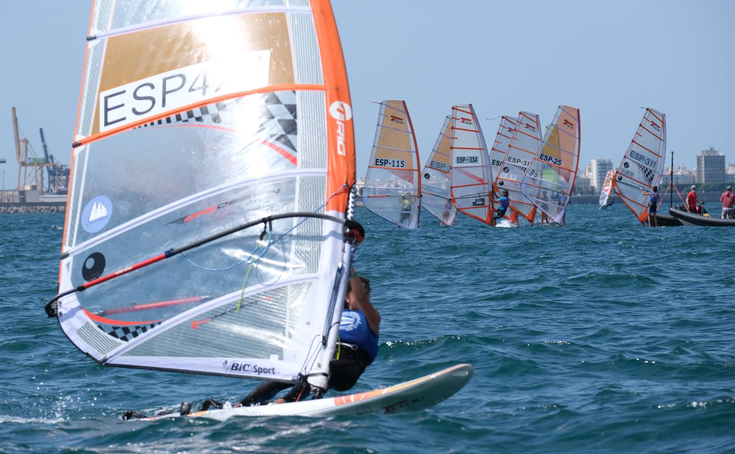 FOTOS: Las imágenes más espectaculares de la Copa de España de Windsurf, en la bahía de Cádiz