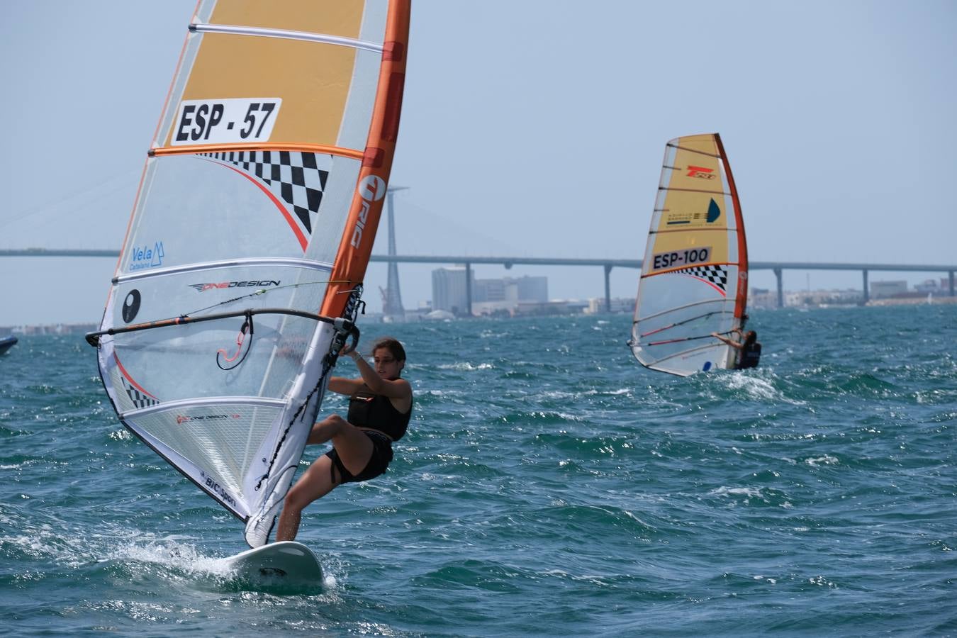 FOTOS: Las imágenes más espectaculares de la Copa de España de Windsurf, en la bahía de Cádiz