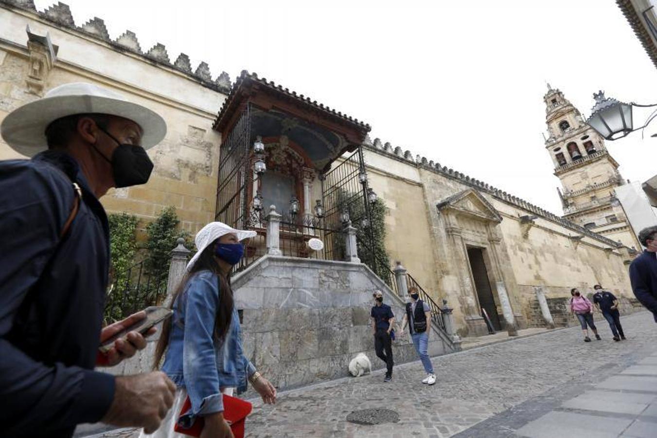 El altar de la Virgen de los Faroles de Córdoba, en imágenes